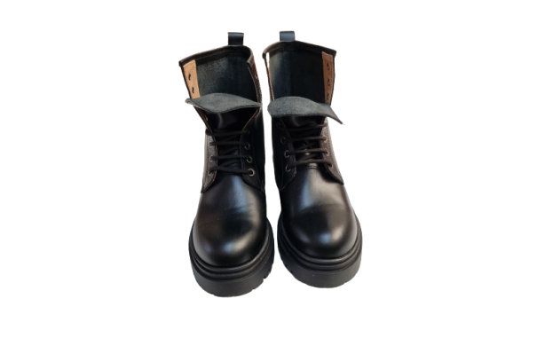 Bota estilo Militar de piel de napa...