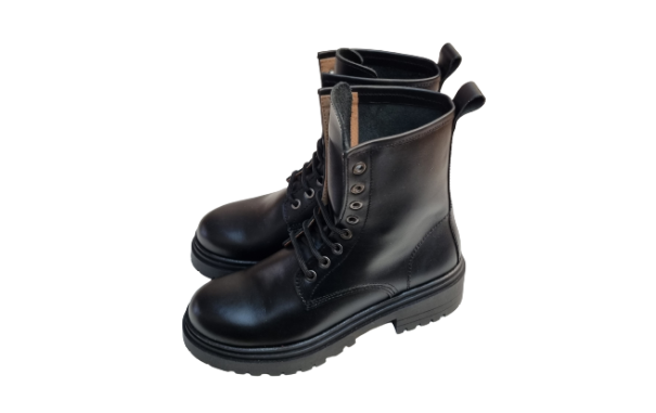 Bota estilo Militar de piel de napa...