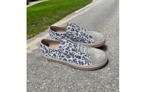 Sneakers Bajos de Piel con Detalles...