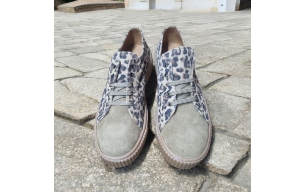 Sneakers Bajos de Piel con Detalles...