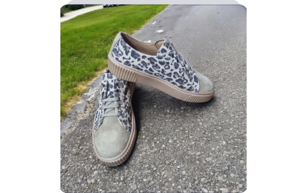 Sneakers Bajos de Piel con Detalles...