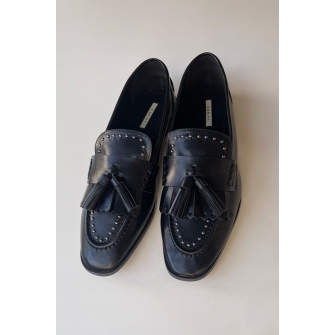 Mocasín Negro con Tachuelas... 2