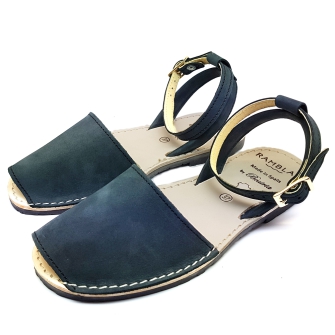 Sandalia Menorquina Plana Nobuck con Hebilla  Color Piedra Hecho en España